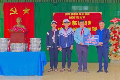 Chương trình “ Trao tặng thiết bị Đội và quà Tết tiếp sức đến trường” Trường THCS Hải Tây